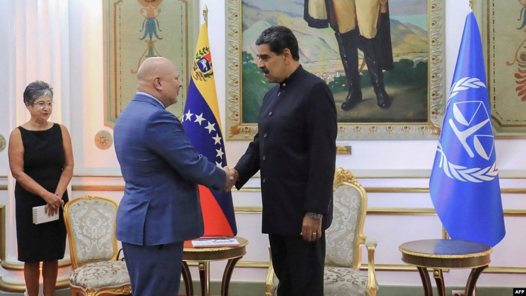 El fiscal de la Corte Penal Internacional, Karim Khan, durante una de las reuniones que sostuvo con el presidente de Venezuela Nicolás Maduro en su cuarta visita a Caracas. 