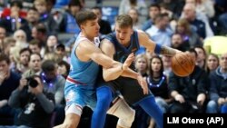 Duel Bogdana Bogdanovića i Luke Dončića, u Dalasu 16. decembra 2018. (Foto: AP)