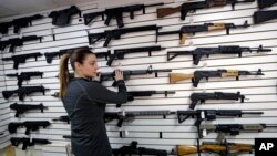 미국 워싱턴주 린우드시의 총기 가게 주인이 지난달 텍사스주 서덜랜드스프링스의 총기 난사 현장에서 범인이 사용한 총을 만지고 있다.
