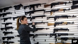 Pemilik toko senjata Tiffany Teasdale-Causer mengembalikan senapan semi-otomatis Ruger AR-15, di Lynnwood, Washington. (Foto: AP)
