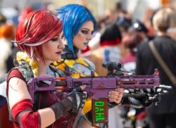 Cosplayer dengan kostum fantasi tampil saat Manga Comic Convention di Leipzig International Book Fair di Leipzig, Jerman, Sabtu, 23 Maret 2019. (Foto: AP/Jens Meyer)