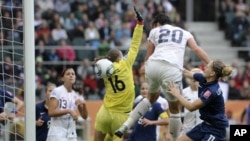 ກອງກາງຂອງທີມສະຫະລັດ ນາງ Abby Wambach ຍິງປະຕູລູກທີ 2 ໃນລະຫວ່າງການແຂ່ງຂັນຮອບຮອງ ຊະນະເລີດ ກັບຝຣັ່ງ ທີ່ເມືອງ Moenchengladbach ປະເທດເຢຍຣະມັນ (13 ກໍລະກົດ 2011)