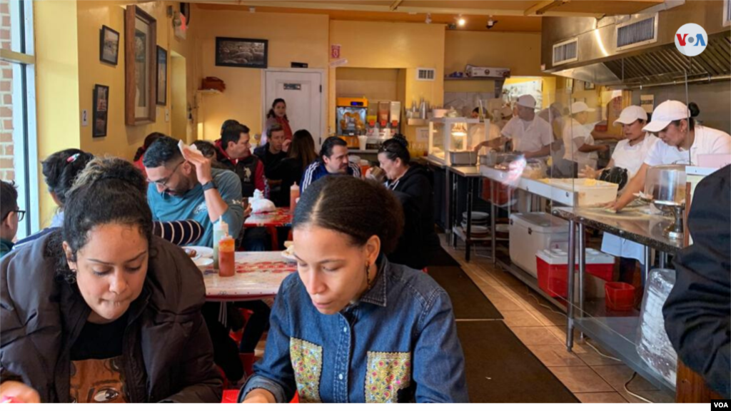 El restaurante South Philly Barbacoa abre al amanecer. Para Cristina Martínez, es la oportunidad de que sus clientes se alimenten como en casa. (Foto: Rosa Tania Valdés)