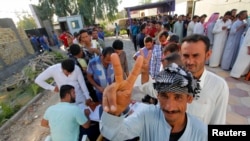 Các tình nguyện viên gia nhập quân đội Iraq để chiến đấu chống lại các phần tử chủ chiến Sunni đã chiếm Mosul và các tỉnh miền bắc khác. 