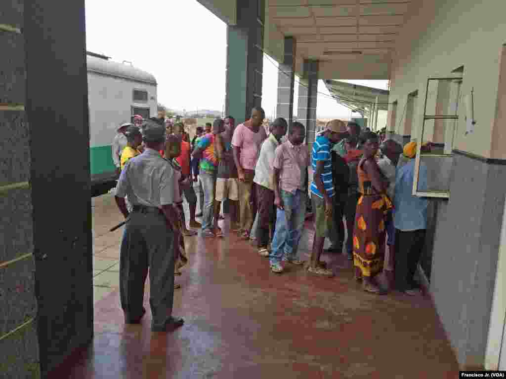 Passageiros em fila para comprar bilhete de comboio à estação dos Caminhos de Ferro de Moçambique em Moatize