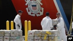 美国海安警卫队成员卸下去年8月在洪都拉斯沿海没收的可卡因，美国与洪都拉斯在打击毒品方面进行合作