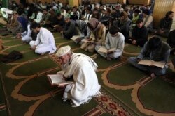 Pria Muslim membaca Al-Quran pada hari pertama bulan suci Ramadan di sebuah masjid di Kabul, Afghanistan, Jumat, 24 April 2020.
