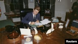 존 F 케네디 대통령이 쿠바 사태 당시인 1962년 10월 23일 쿠바에 대한 해상봉쇄를 선포하는 문서에 서명하고 있다. 