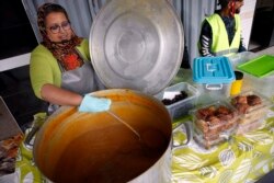 Foto ilustrasi -Maha Thoumi mempersiapkan kotak makanan untuk iftar di bulan Ramadan di Casablanca, Maroko, 14 April 2021. (AP)