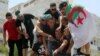 Un manifestant a tenté de s'immoler par le feu pour protester contre l'élite dirigeante à Alger le 12 juillet 2019.
