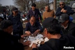 北京公园里的老年人在打麻将。（2021年4月6日）