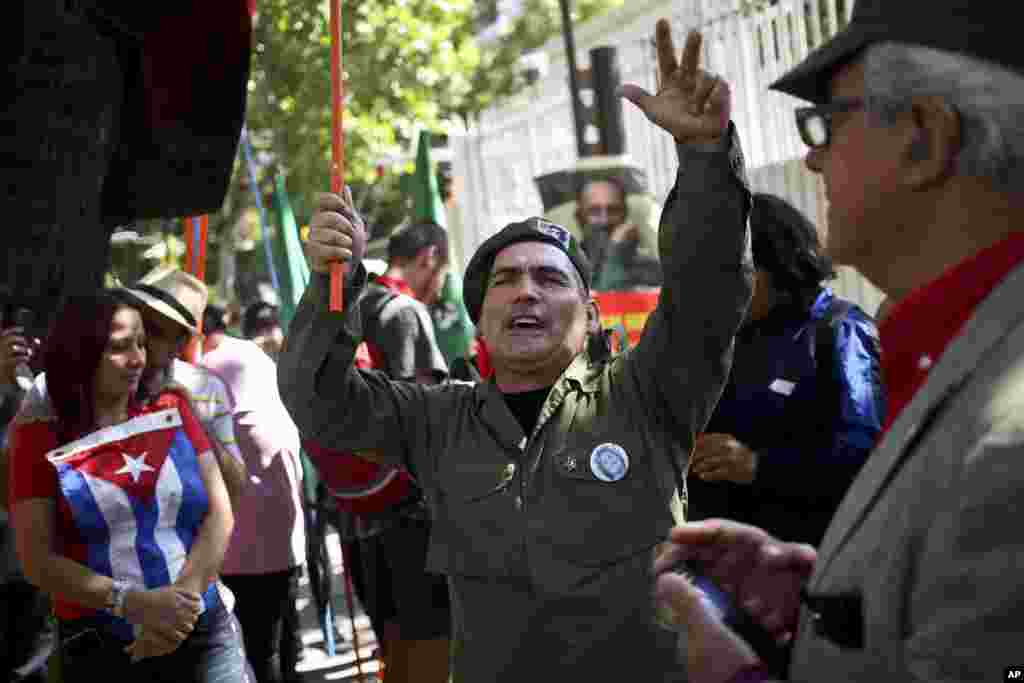 Un hombre grita arengas a favor de Fidel Castro tras enterarse de su muerte frente a la embajada de Cuba en Chile.