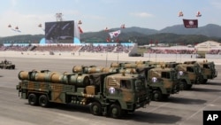 Misil jelajah buatan dengan jangkauan 1.000 kilometer, dipamerkan untuk pertama kalinya dalam parade militer memperingati Hari Angkatan Bersenjata ke-65 Korea Selatan di sebuah bandara militer di Seongnam, Korea Selatan (1/10).