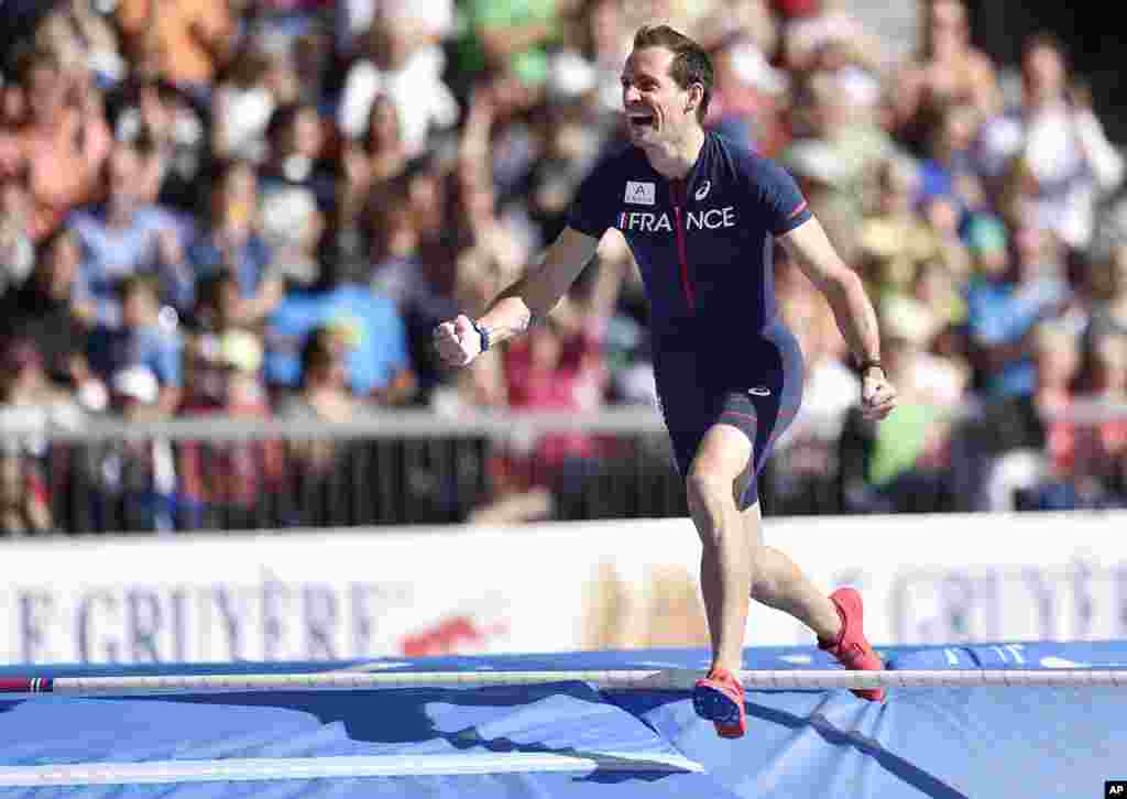 Renaud Lavillenie de France célèbre sa médaille d&#39;or en finale du saut à la perche masculin au cours des Championnats d&#39;Europe d&#39;athlétisme à Zurich, en Suisse, samedi 16 août 2014.