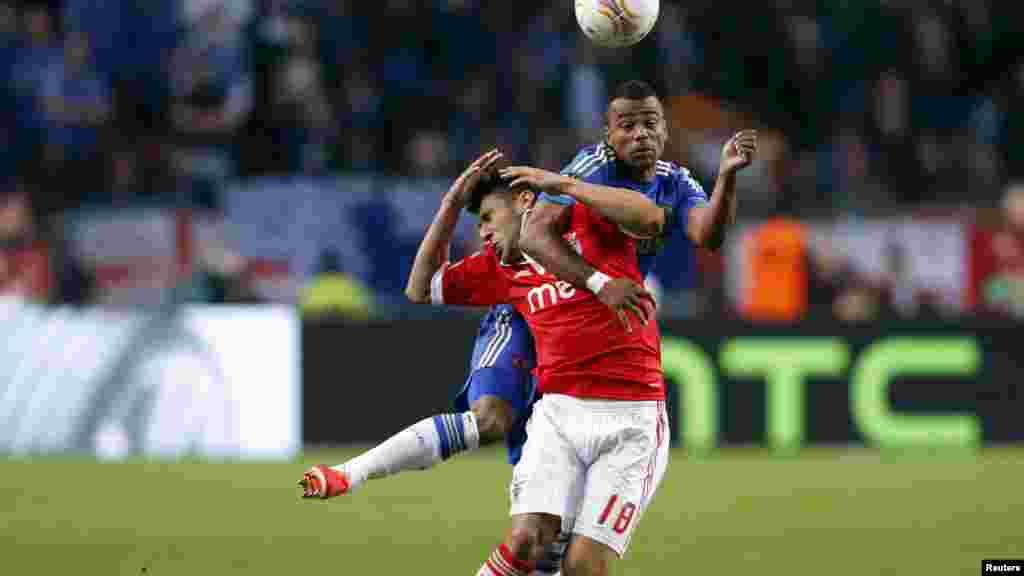 Ashley Cole do Chelsea (topo) em disputa pela bola com o benfiquista Eduardo Salvio, na partida final do Campeonato da Europa em Amsterd&atilde;o (Maio 2013)