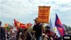 Native Americans, farmers, ranchers and cowboys gather outside the Capitol Hill during a 'Reject and Protect' rally to protest against the Keystone XL tar sands pipeline, Washington, D.C., April 22, 2014. (Diaa Bekheet/VOA)