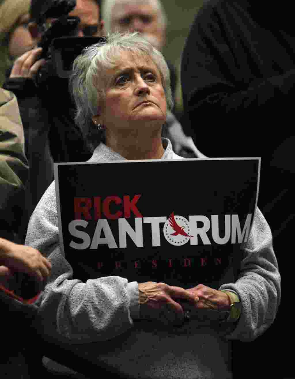 Salah satu pendukung Santorum mendengarkan pidato bakal calon tersebut pada acara kampanye di Blaine, Minnesota (7/2) (REUTERS).
