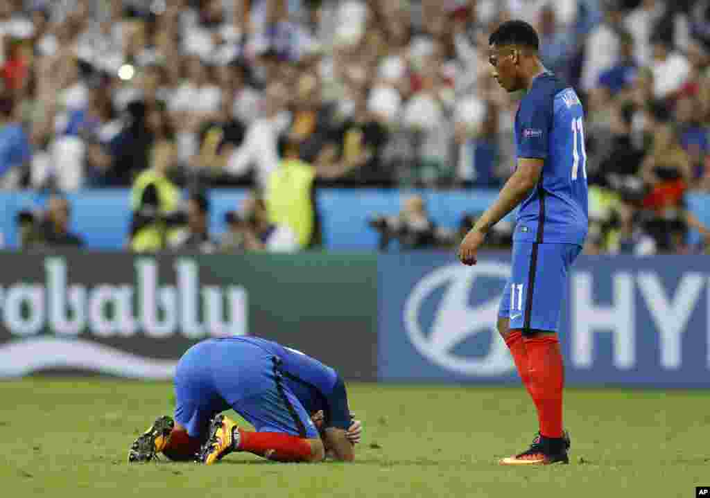 Les joueurs français, tristes à la fin du match entre le Portugal et la France au Stade de France à Saint-Denis, 10 juillet, 2016.