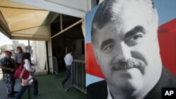 Visitors enter to pay their respect at the grave of Lebanon's assassinated former prime minister Rafik al-Hariri, in downtown Beirut, June 30, 2011 (file photo)