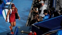 La joueuse de tennis japonaise Naomi Osaka, quitte le court central après avoir été battue par Marketa Vondrousova, de la République tchèque, mardi 27 juillet 2021, à Tokyo, au Japon.