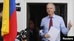 Ông Julian Assange, người sáng lập Wikileaks, xuất hiện trước ban công của Ðại sứ quán Ecuador, nơi ông đang tị nạn, ngày 19/8/2012.