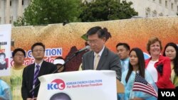 지난해 7월 미국 워싱턴의 의회 서편 잔디밭에서 열린 북한인권 행사에서 미주한인교회연합(KCC)의 창립자이자 손인식 목사가 연설하고 있다. (자료사진)