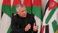 Raja Yordania Abdullah II berbicara dalam pertemuan dengan para pemimpin suku di Al-Qasta, Amman, pada 4 Oktober 2021. Ia menolak tuduhan penyalahgunaan dalam pembelian properti miliknya seperti yang tertuang dalam laporan Pandora Papers. (Foto: AP)