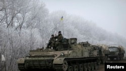 Anggota angkatan bersenjata Ukraina tidak jauh dari Debaltseve, Ukraina timur, 15 Februari 2015. 