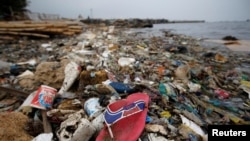 Sampah plastik dan styrofoam di pantai Cilincing, Jakarta, Indonesia, 26 November 2018. (Foto: Willy Kurniawan/Reuters)