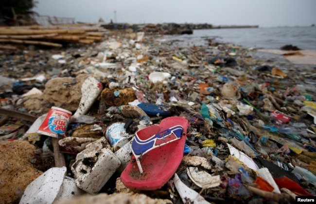 Sampah plastik dan styrofoam di pantai Cilincing, Jakarta, Indonesia, 26 November 2018. (Foto: Willy Kurniawan/Reuters)