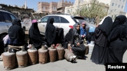 지난 7일 예멘 수도 사나에서 여성들이 기름을
사기 위해 줄 서 있다. 예멘은 사우디의 봉쇄조치로 물자 부족을 겪고 있다.