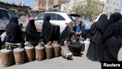 Women wait to fill up cooking gas cylinders outside a gas station amid supply shortage in Sana'a, Yemen, Nov. 7, 2017. 