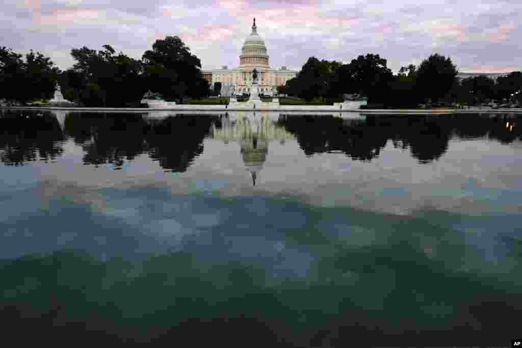Điện Capitol phản chiếu trên mặt hồ ở Thủ đô Washington sáng sớm ngày 1/10/2013. 