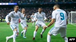 L'attaquant français du Real Madrid, Karim Benzema, jubile après son deuxième but en demi-finale-retour de Ligue de champions contre le Bayern Munich au Stade Santiago Bernabeu de Madrid le 1er mai 2018.