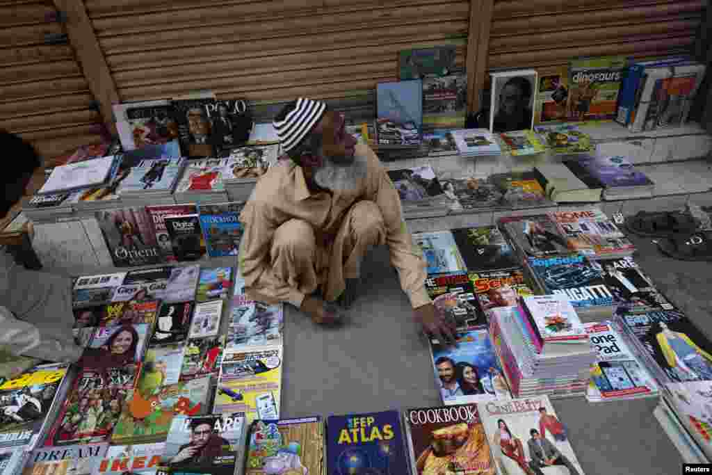 کتابوں کے شوقین اس بازار میں اپنی پسند کی کتابیں تلاش کرتے نظر آتے ہیں۔
