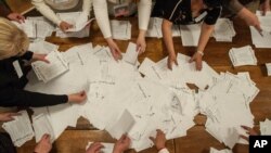 Petugas pemilu di Ukraina menghitung kartu suara dalam pemilihan Presiden di sana, Minggu (25/5).
