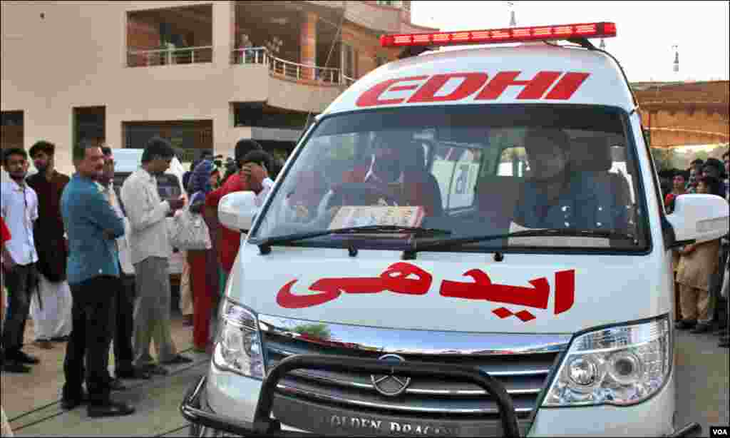میت کوئٹہ سے کراچی پپنچنے کے بعد ایمبولینس کے ذریعے رہائش گاہ پہنچائی گئی