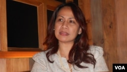 Aktivis perempuan Indonesia Rotua Valentina Sagala. (VOA/Alina Mahamel)