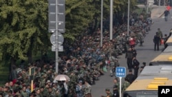 11일 중국 베이징 시내 국방부 청사 앞에 전투복 차림의 제대군인들이 집결해 처우개선을 요구하는 시위를 벌이고 있다.