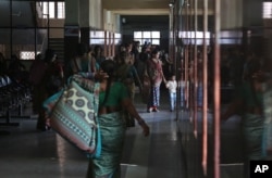 Seorang perempuan India yang sedang hamil berjalan bersama anaknya di RS Ibu dan Anak di Hyderabad, India, 12 November 2014.