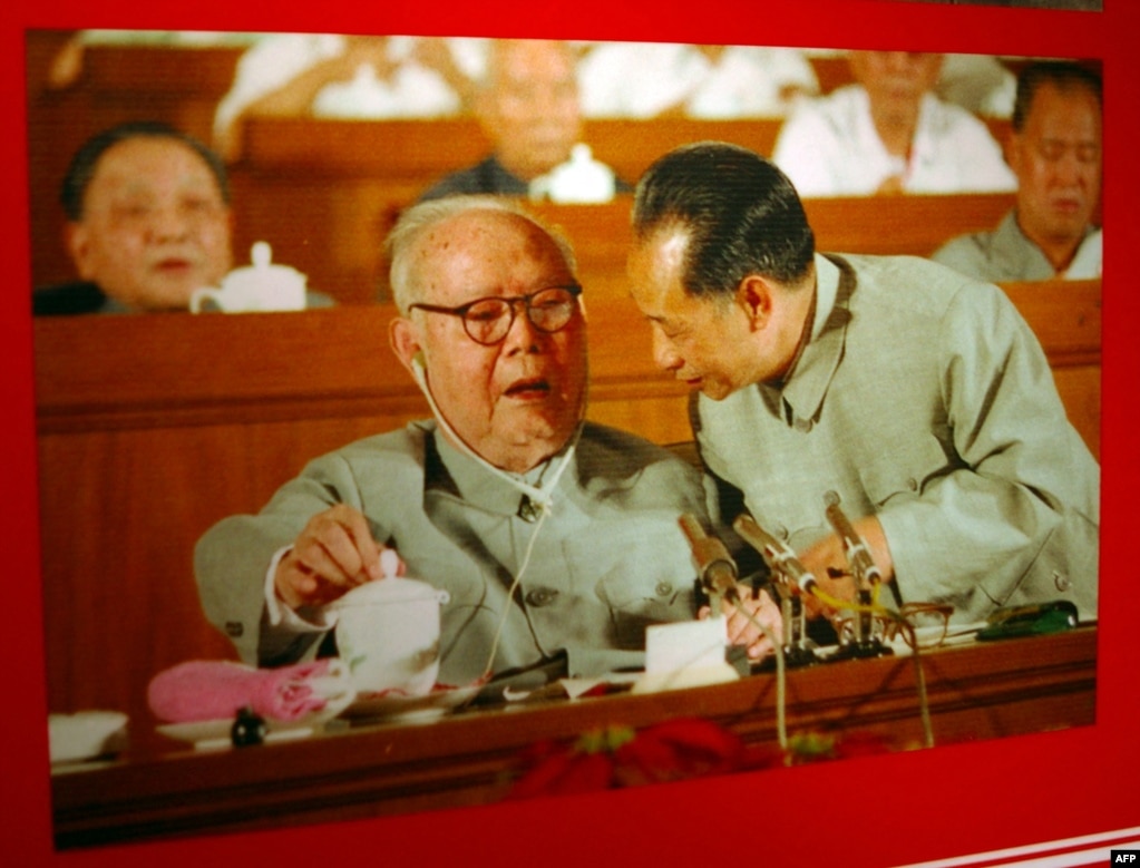 资料照：中共前领导人叶剑英（左二）和胡耀邦（右二）在1982年的中共第十二次全国代表大会上。赵紫阳（右）与邓小平（左）坐在后一排座位上。(photo:VOA)