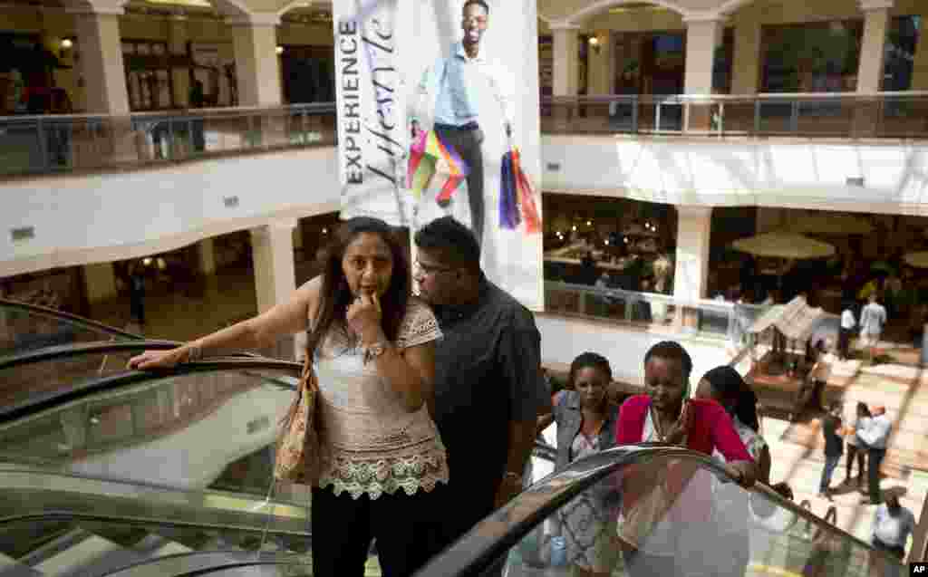 Des visiteurs reviennent au Westgate Shopping Mall rouvert, près de deux ans après une attaque terroriste, le 18 juillet 2015.