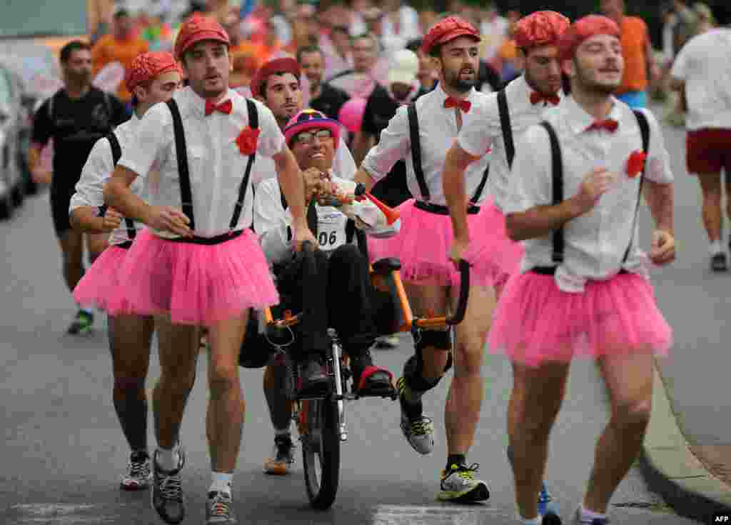 People take part in the "Foulee du Festayres" foot race between Biarritz and Bayonne in Biarritz, southwestern France on the first day of the 79th Bayonne festival. This year's festival will run until Aug. 2, 2015.