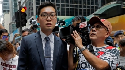 Các nhà báo vây quanh nhà hoạt động ủng hộ độc lập cho Hong Kong Andy Chan, trái, khi ông rời Câu lạc bộ Phóng viên Nước ngoài. Ảnh chụp ngày 14/8/2018. (AP Photo/Vincent Yu)