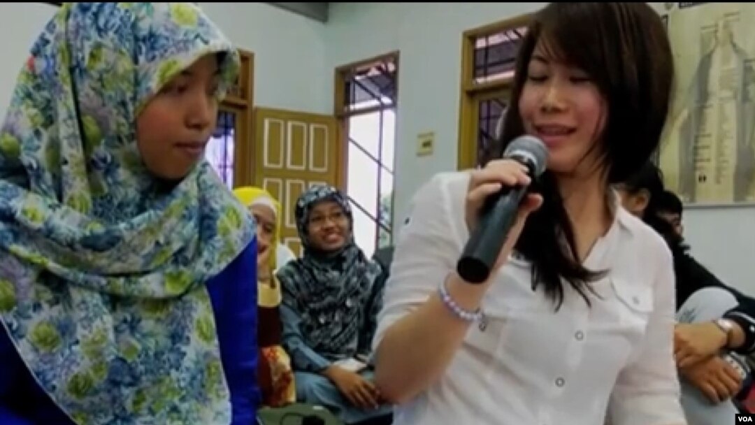 Relawan atau 'Duta Muda Amerika' menjawab berbagai pertanyaan dari para remaja muslim di Indonesia (foto video: courtesy Della Bradt).