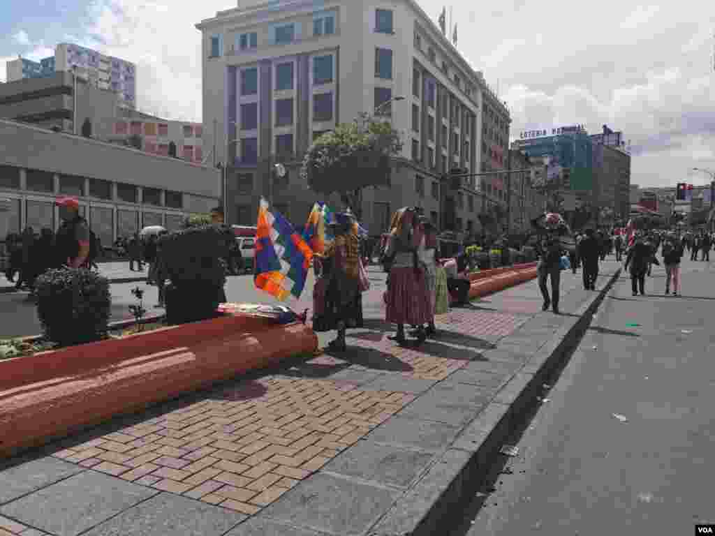 El centro de La Paz, se mantiene transitado y congestionado, tratando de encontrar la rutina previa a los acontecimientos que trastornaron al país y llevaron a la renuncia de Evo Morales a la presidencia.