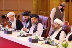 Delegasi Taliban ketika berlangsung pembicaraan perdamaian Afghanistan di Doha, Qatar bulan Juli 2021 (foto: dok).