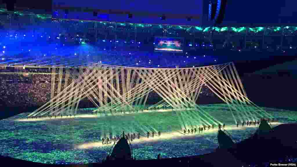 La lumière inonde la scène lors de la cérémonie d'ouverture des Jeux Olympiques d'été de 2016, 5 août 2016.