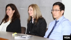 From left to right: Laura McGrew, Eve Zucker and Kosal Path, attending a conference at Rutgers University-Newark on November 5, 2015. (Photo: Say Mony/VOA Khmer) 