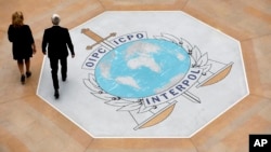 Le logo d'Interpol au siège de l'agence de police internationale à Lyon, France, 8 novembre 2018.